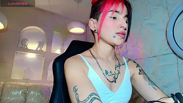 Moon Red r online show from 07-13-26, 07:46