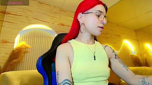 Moon Red r online show from 05-27-26, 12:45