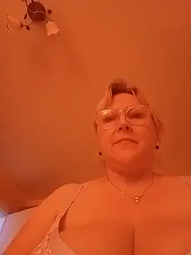 Snapshot of I_amVeronicle chatting on 06-18-26, 12:32 I amVeronicle online show from 06-18-26, 12:32