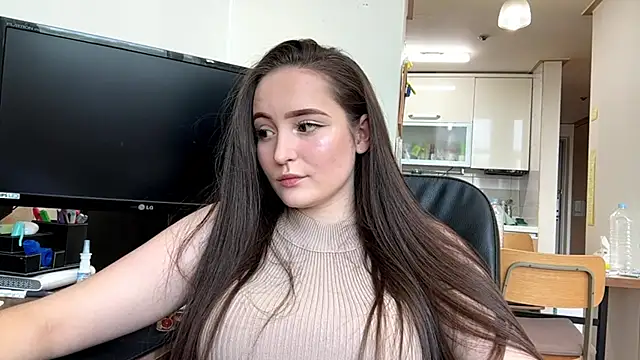 Snapshot of Emilly_Cart chatting on 06-23-26, 03:37 Emilly Cart online show from 06-23-26, 03:37