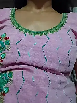 Snapshot of SEEMA_333 chatting on 04-18-26, 09:33 SEEMA 333 online show from 04-18-26, 09:33