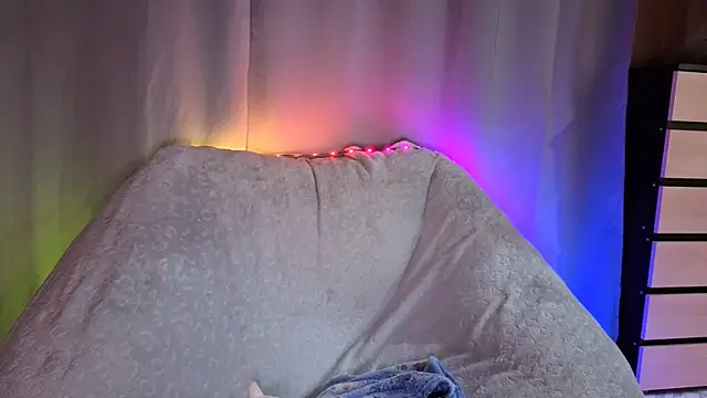 Snapshot of SunlitDeslre chatting on 05-17-26, 10:10 SunlitDeslre online show from 05-17-26, 10:10