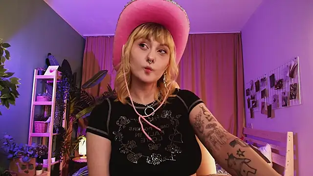Emma Thomps online show from 05-13-26, 02:02