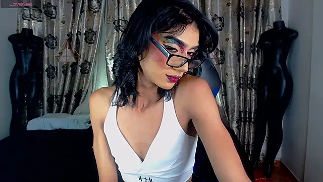 Snapshot of Hecate_doll chatting on 07-17-26, 10:07 Hecate doll online show from 07-17-26, 10:07