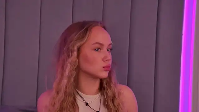 Emi Sterling online show from 05-11-26, 06:15