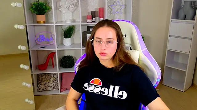 NadinnL online show from 05-21-26, 06:44