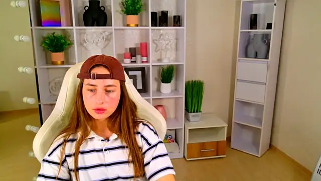 NadinnL online show from 05-24-26, 06:46
