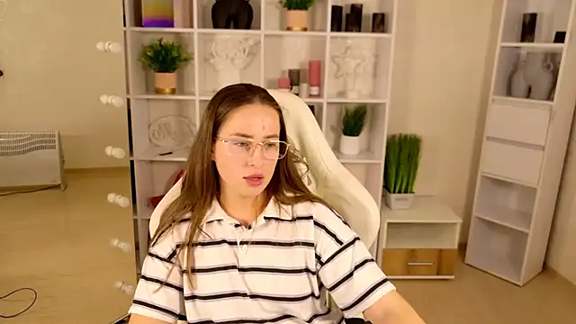 NadinnL online show from 05-26-26, 06:55