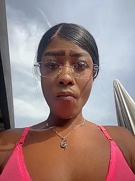 Snapshot of CocoaLuxeXXX chatting on 07-01-26, 01:11 CocoaLuxeXXX online show from 07-01-26, 01:11