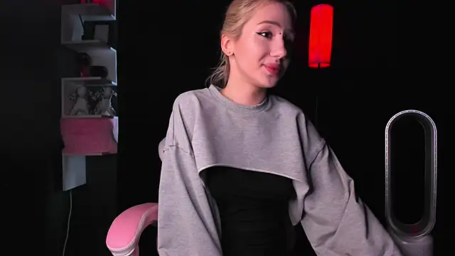 Lyra Viel online show from 05-18-26, 04:12