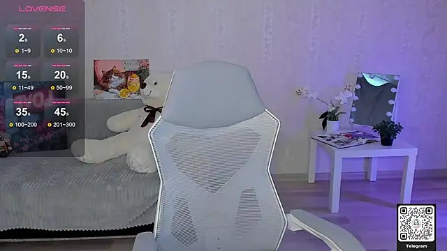 LinnLove online show from 05-15-26, 07:06