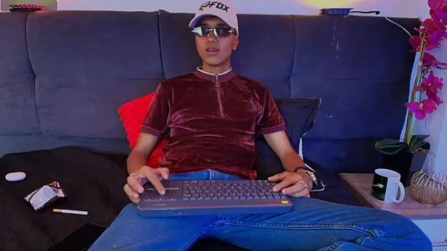 Snapshot of Alan_Colthon chatting on 05-21-26, 03:48 Alan Colthon online show from 05-21-26, 03:48