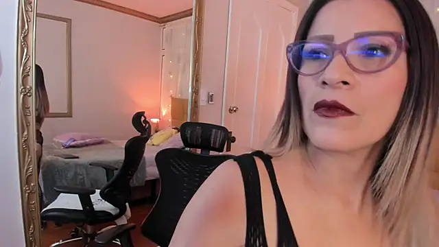 Snapshot of cris_milk chatting on 05-23-26, 03:00 cris milk online show from 05-23-26, 03:00