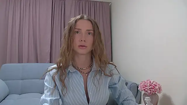 Snapshot of LoraVey chatting on 05-29-26, 07:31 LoraVey online show from 05-29-26, 07:31
