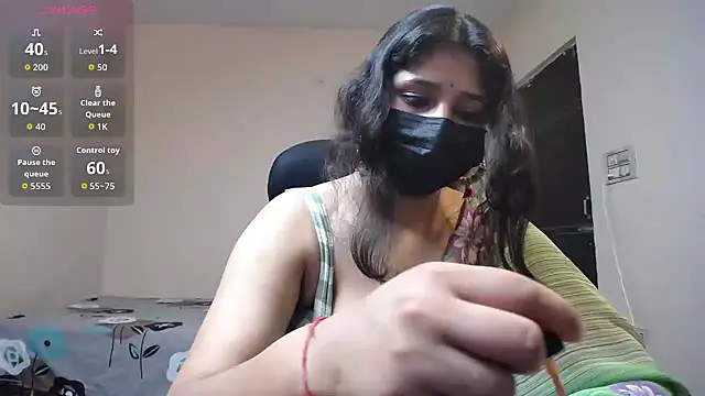 -Queenie online show from 05-17-26, 08:31