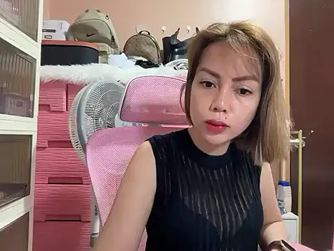 Snapshot of sweet_glam chatting on 07-17-26, 08:00 sweet glam online show from 07-17-26, 08:00