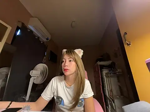Snapshot of sweet_glam chatting on 05-17-26, 02:33 sweet glam online show from 05-17-26, 02:33