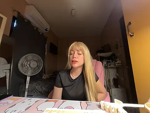 Snapshot of sweet_glam chatting on 05-15-26, 08:01 sweet glam online show from 05-15-26, 08:01