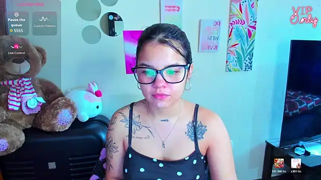Snapshot of angelina_77 chatting on 06-15-26, 03:01 angelina 77 online show from 06-15-26, 03:01