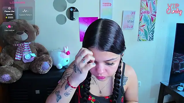Snapshot of angelina_77 chatting on 06-12-26, 03:10 angelina 77 online show from 06-12-26, 03:10