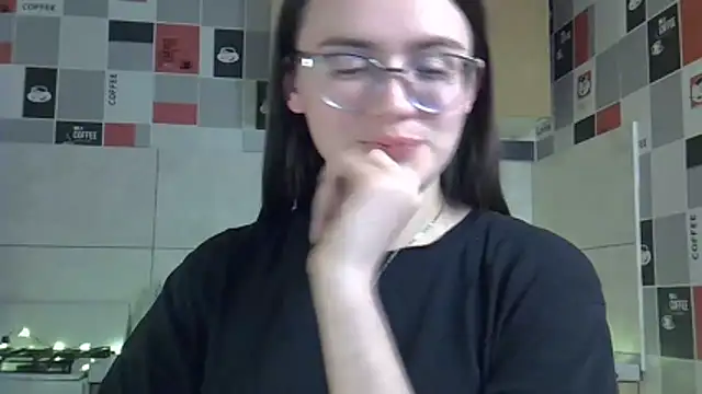 Miss Tinakiss online show from 04-21-26, 05:52