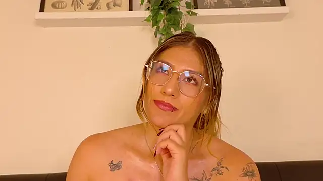 Snapshot of LiaaMoretti__ chatting on 07-23-26, 02:53 LiaaMoretti online show from 07-23-26, 02:53