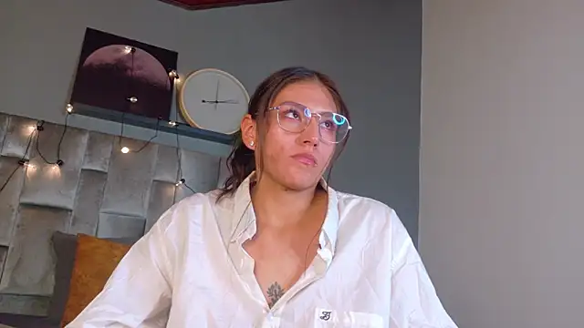 Snapshot of LiaaMoretti__ chatting on 05-16-26, 10:36 LiaaMoretti online show from 05-16-26, 10:36
