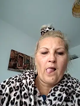 Divineblond online show from 10-27-25, 10:05