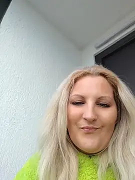Snapshot of Divineblond chatting on 05-17-26, 03:34 Divineblond online show from 05-17-26, 03:34