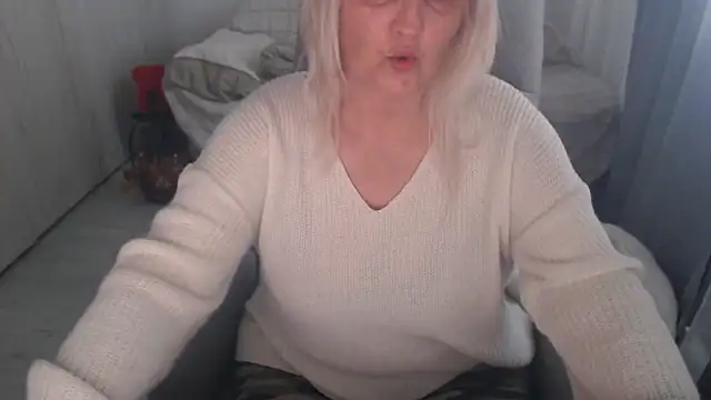 Snapshot of Divineblond chatting on 04-23-26, 02:30 Divineblond online show from 04-23-26, 02:30