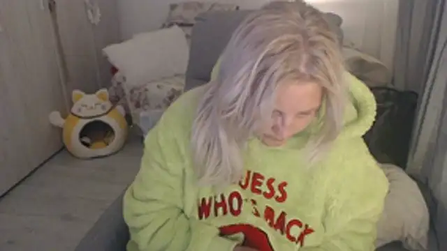 Snapshot of Divineblond chatting on 04-29-26, 06:25 Divineblond online show from 04-29-26, 06:25