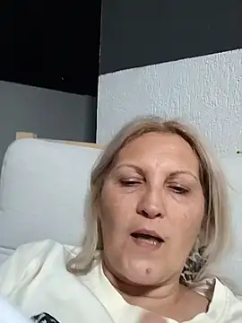 Snapshot of Divineblond chatting on 04-24-26, 06:21 Divineblond online show from 04-24-26, 06:21