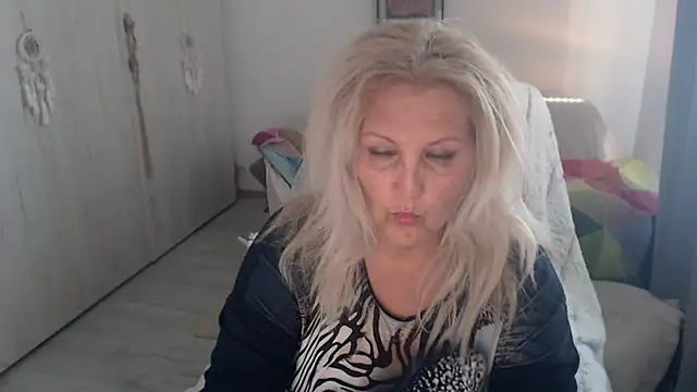 Snapshot of Divineblond chatting on 05-14-26, 03:09 Divineblond online show from 05-14-26, 03:09