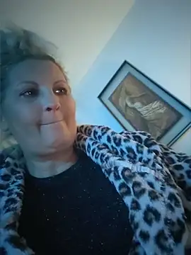 Snapshot of Divineblond chatting on 05-19-26, 07:43 Divineblond online show from 05-19-26, 07:43