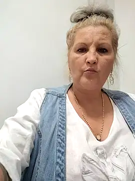 Divineblond online show from 10-28-25, 04:50