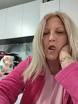 Snapshot of Divineblond chatting on 04-22-26, 10:27 Divineblond online show from 04-22-26, 10:27