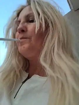 Snapshot of Divineblond chatting on 05-04-26, 05:27 Divineblond online show from 05-04-26, 05:27