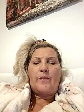 Divineblond online show from 12-19-25, 09:06