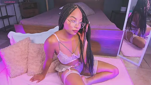 Snapshot of Lynncute chatting on 06-27-26, 04:18 Lynncute online show from 06-27-26, 04:18