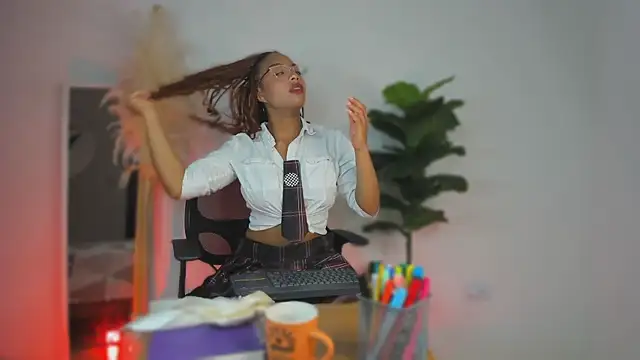 Lynncute online show from 06-06-26, 04:07
