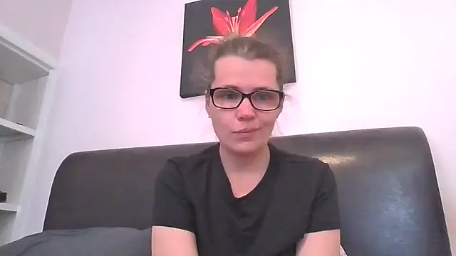 Snapshot of Mayra_small chatting on 05-18-26, 08:19 Mayra small online show from 05-18-26, 08:19