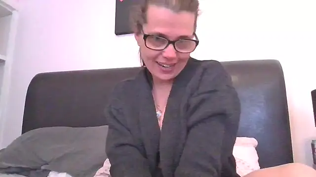 Snapshot of Mayra_small chatting on 04-29-26, 08:18 Mayra small online show from 04-29-26, 08:18