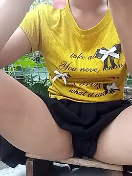 Snapshot of Rosie_LoveUU chatting on 05-27-26, 08:32 Rosie LoveUU online show from 05-27-26, 08:32