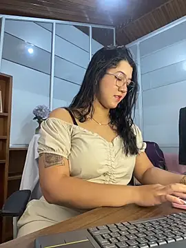 Chloe Thomsoon  online show from 05-31-26, 11:49