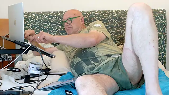 Snapshot of KinkCentral chatting on 05-24-26, 07:47 KinkCentral online show from 05-24-26, 07:47
