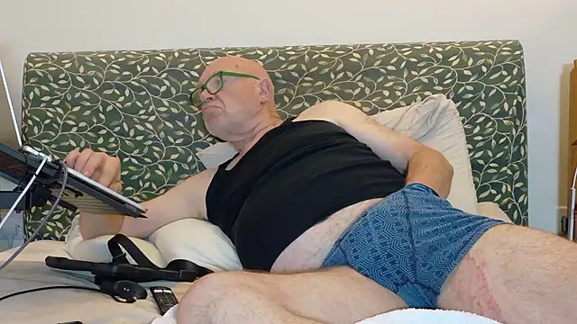 Snapshot of KinkCentral chatting on 06-02-26, 08:42 KinkCentral online show from 06-02-26, 08:42