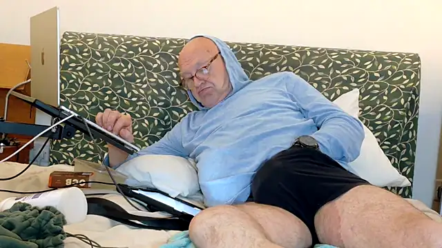 Snapshot of KinkCentral chatting on 05-12-26, 08:37 KinkCentral online show from 05-12-26, 08:37