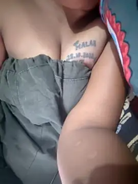 Snapshot of Tamil_Hot_HoneyBee chatting on 05-17-26, 04:56 Tamil Hot HoneyBee online show from 05-17-26, 04:56