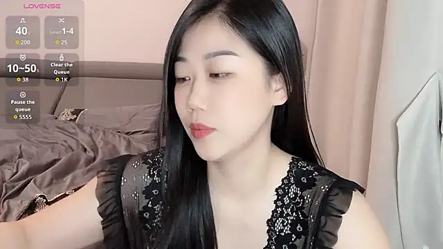 Snapshot of F-Yuwei chatting on 06-05-26, 08:09 F-Yuwei online show from 06-05-26, 08:09
