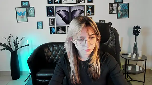 Snapshot of NyxCalderra chatting on 05-21-26, 10:01 NyxCalderra online show from 05-21-26, 10:01